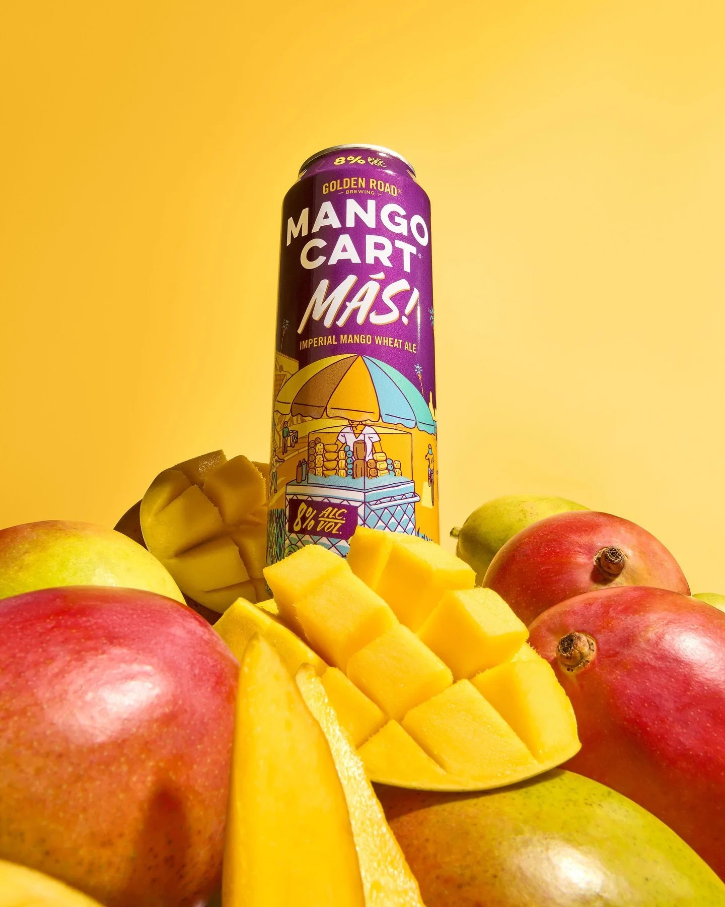 Wide @ 24mm versus long @ 105mm 📸 love seeing both perspectives and how each has its place depending on your content goals and brand vibes ✌️What&rsquo;s your preference? 

Photography and styling for @goldenroadbrew @mangocartbeer 💛🥭 swipe for th