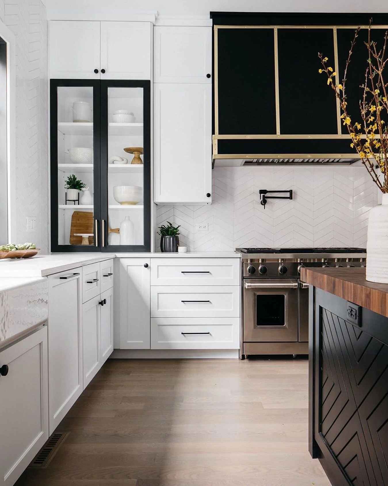 This kitchen is giving me all that drama! 🖤 Pulling pretty kitchen inspo for our upcoming new build project! Who doesn&rsquo;t love a dramatic metal hood?! Soooo good! 🙌🏻
.
.
Repost: @mhousedevelopment 📷: @margaretrajic 
#interiordesign #kitchend