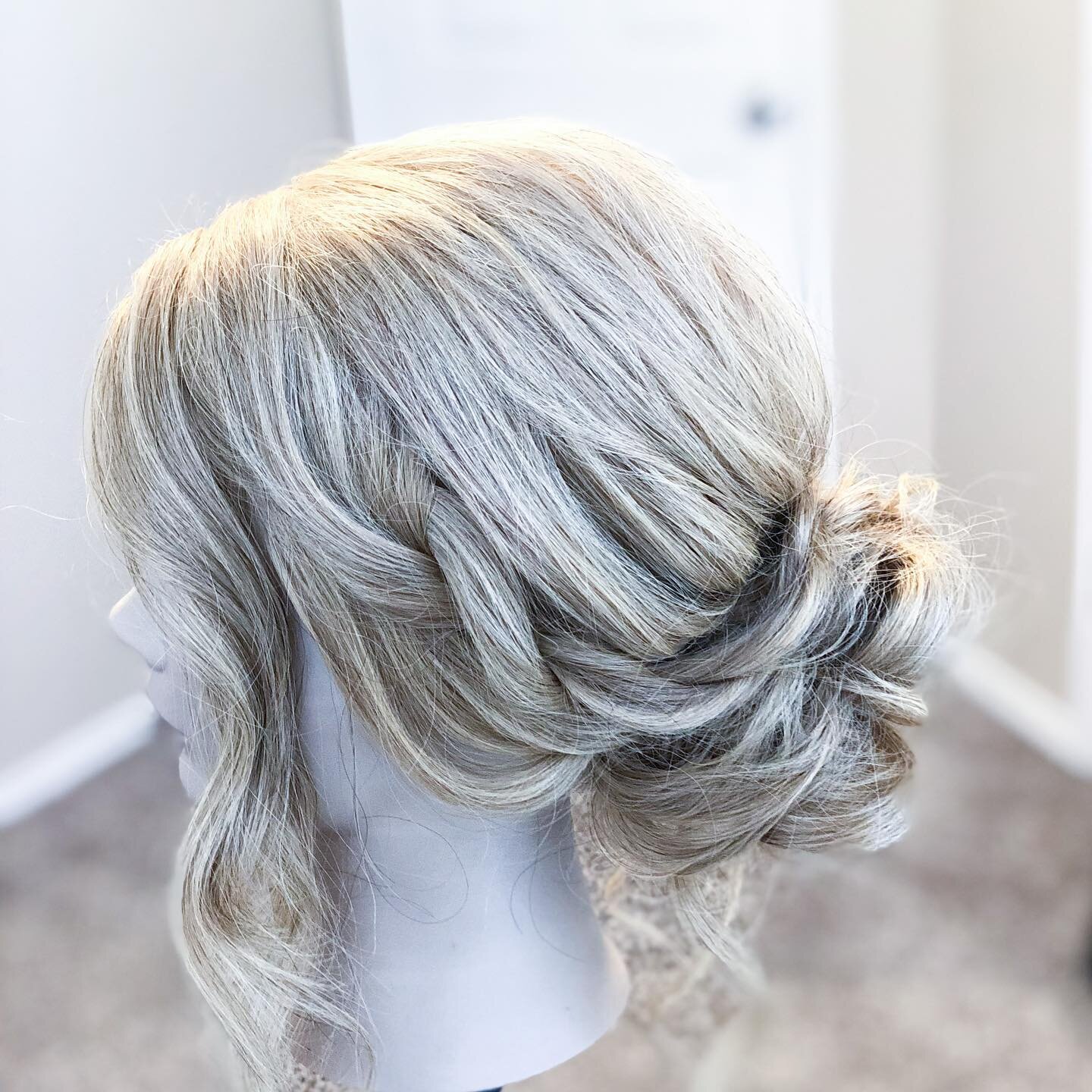 Tousled yet chic style that is perfect for bridesmaids💁🏼&zwj;♀️If you&rsquo;re going to be in a wedding, ask for this one💍 &bull;
&bull;
&bull;
#dfwwedding #fortworth #fortworthbride #dfwmua #dfwmakeupartist #weddinghairstyles #fortworthtx #texasw