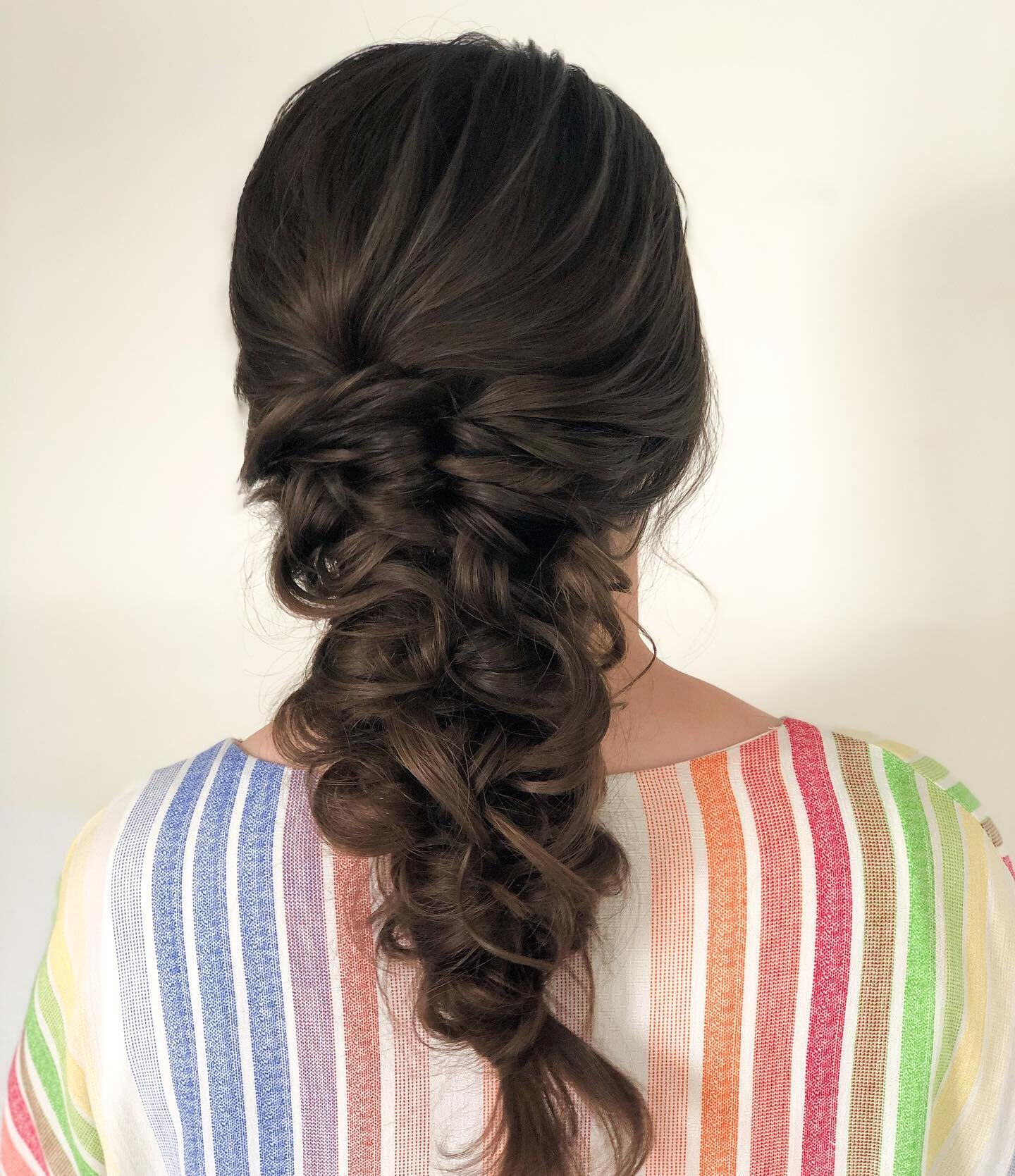 This might be my new favorite style, a boho yet chic, bridal-worthy bubble braid✨ thanks for being my sweet model @mrschristinesherman