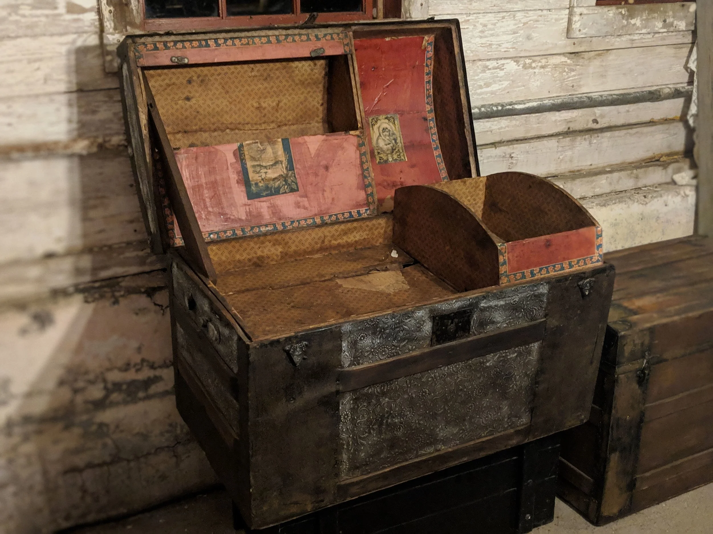 antique-steamer-trunk-4.jpg