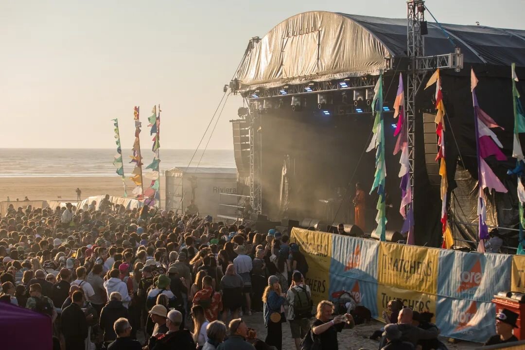 What a scorcer yesterday, was a  pleasure shooting for @tunes_in_the_dunes felt like summer had arrived. 🌞🔥🤗

Amazing music, setting, vibe and people looking forward to today! 📸🎼

#perranporthbeach #tunesinthedunes #eveninglight #festival #music