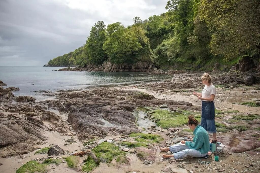 I have been working with these wonderful artists @gemmalessingerart @ellieverrecchia_artist on an exciting new project, watch this space. Sneak preview from our shoot the other day. 

🤗🥰

#artist #coastal #sustainable #work #photography #film #artw