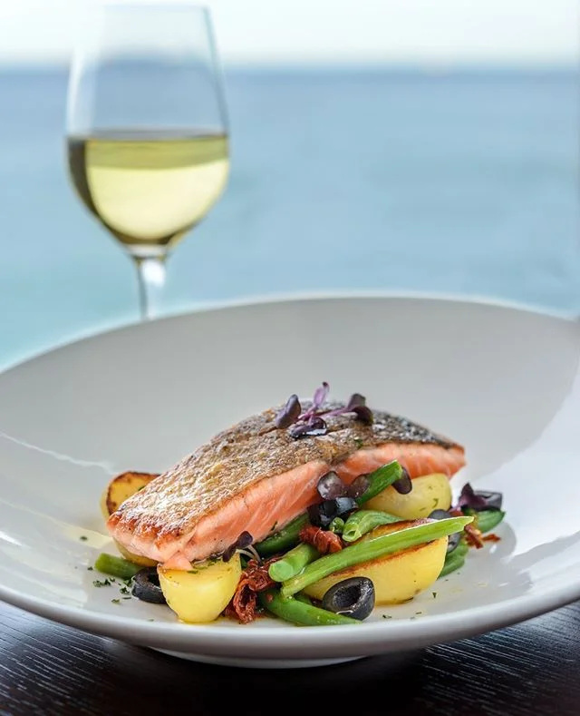 True bliss? Looks something like this and tastes almost as good as this fish β¨
.
.
#gibraltar #visitgibraltar #travelgibraltar #hotelgibraltar #rockofgibraltar #caleta #hotel #lunch #caletahotel #seasidelunch #treatyourself