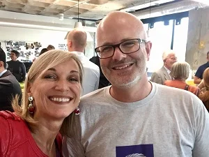 Richard Richard Martin est un ami, un cycliste, un penseur, un père de famille mais aussi le talentueux écrivain et éditeur avec qui j'aimerais travailler un jour ! Nous nous sommes rencontrés par l'intermédiaire de Change Agents Worldwide et j'ai beaucoup appris de ses tweets quand Twitter était encore son truc. Richard a contribué à de nombreux livres qui m'ont énormément apporté, dont The Neo-Generalist , co-écrit avec Kenneth Mikkelsen