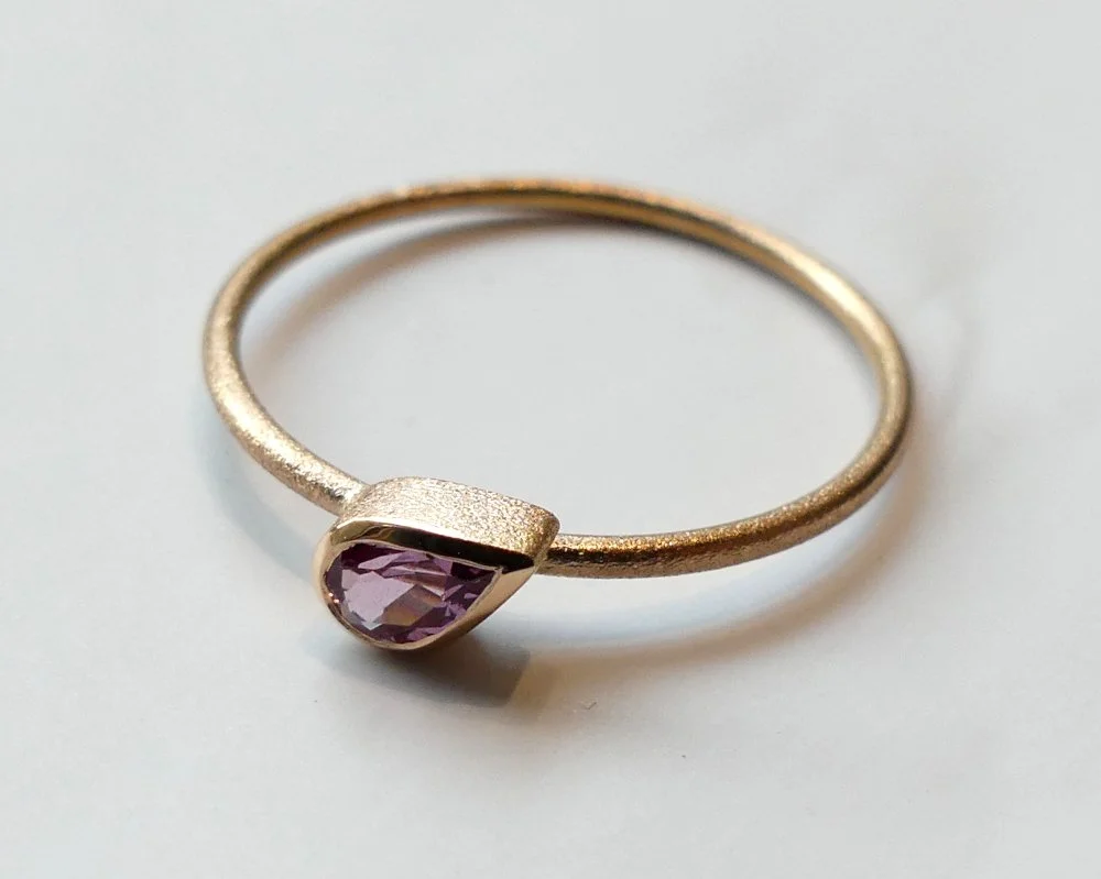 Anello oro rosa con rhodolite