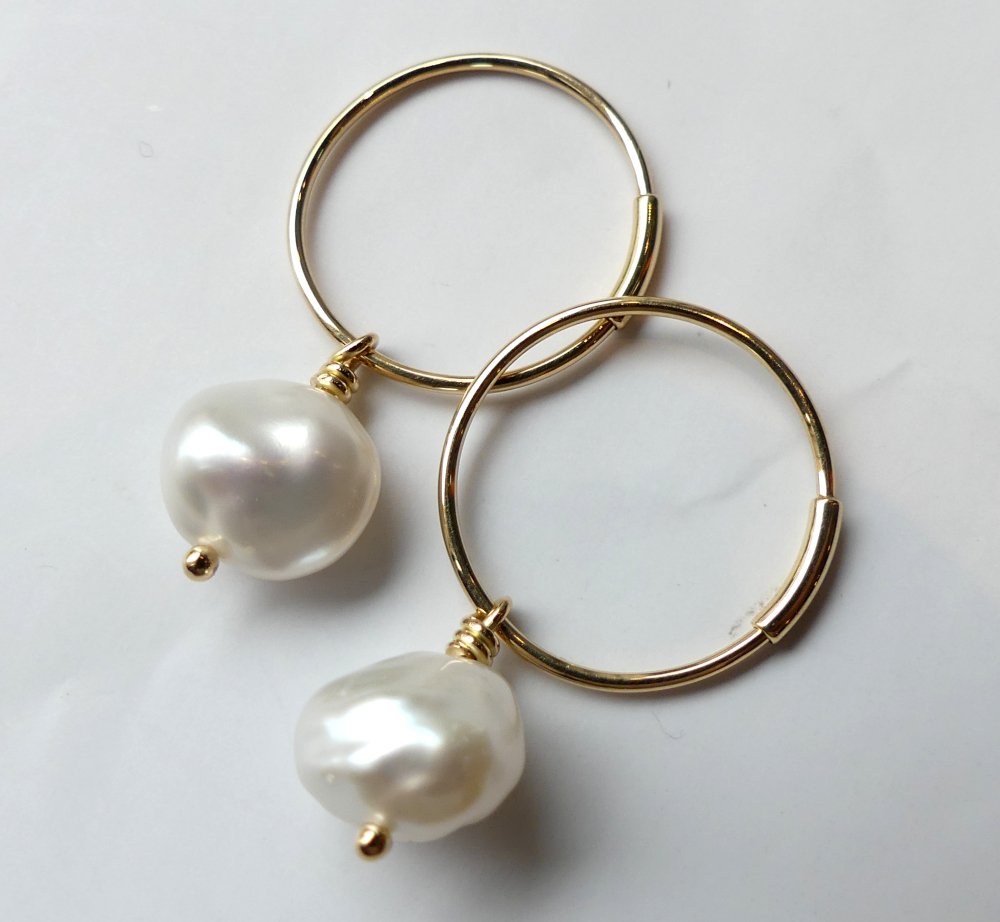 Orecchini a cerchio con perle keshi