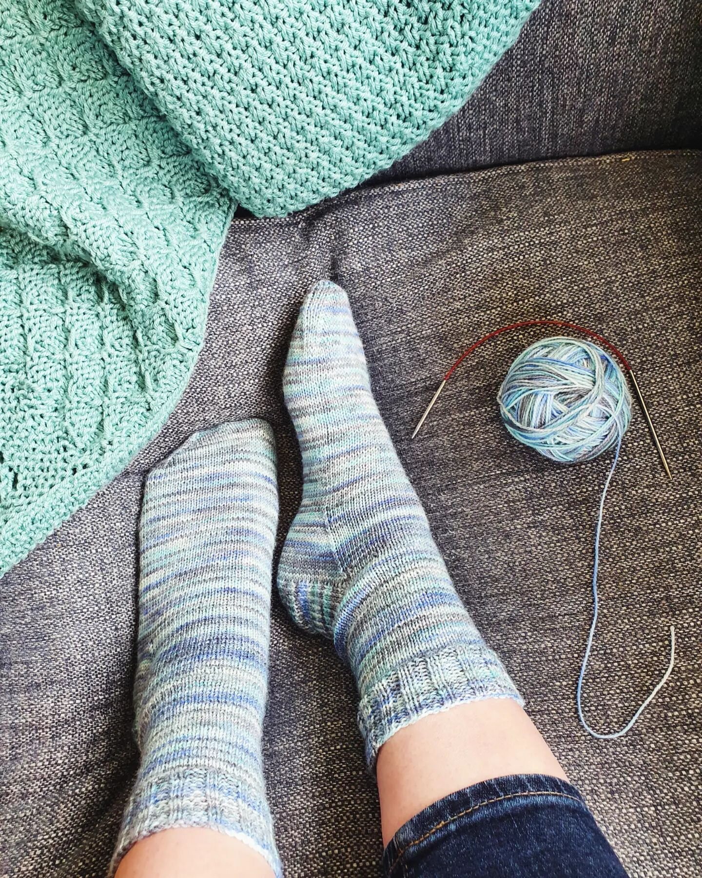 I'm so proud of my second pair of socks that I thought they deserved a post of their own! 😍 I'm not a fast knitter so these were knitted in fits and starts over the last few months using @winwickmum Sockalong pattern. Not sure who I got the yarn fro
