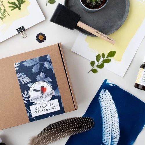 Cosy Craft Club is all about having a go at new things, so... have you tried cyanotype?! It's a really quick and easy craft and the results are just beautiful 💕 (see my efforts in the last picture!)

Also known as solar printing, cyanotype uses chem