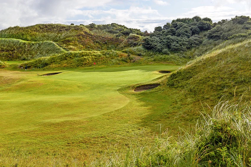 The par-5 5th at The Island, Desert, calls for the course’s only blind drive before a long approach into a green surrounded by trouble.