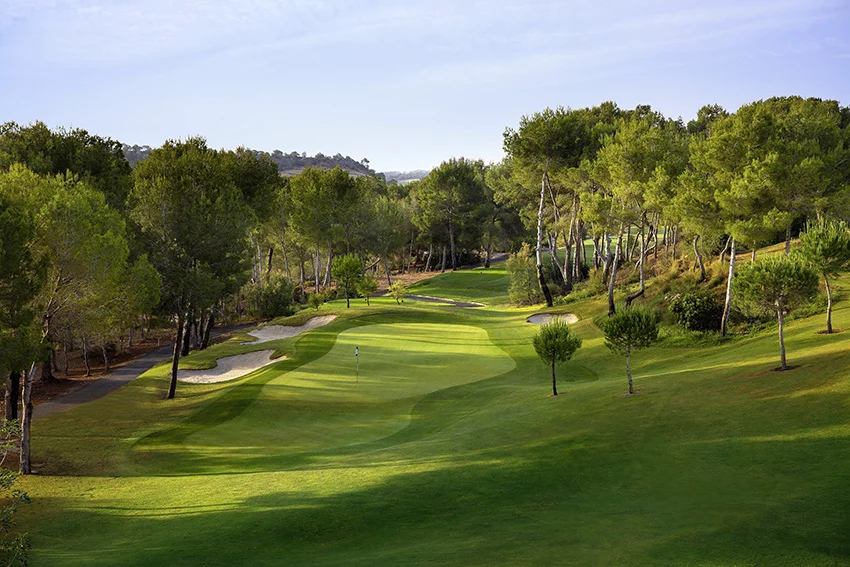 The entrance to the 10th at Las Colinas is narrow and sloping.