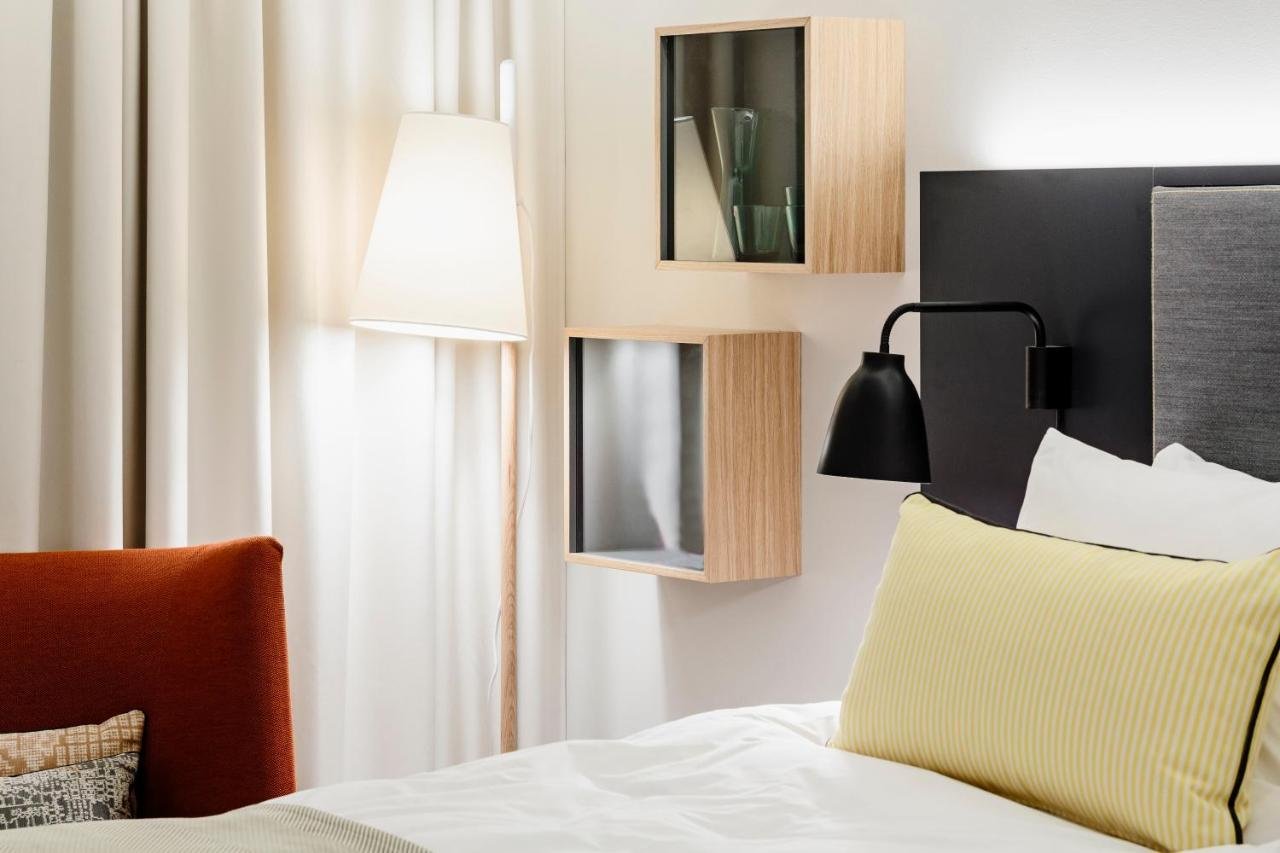 Хорошие и очень хорошие отели 4 звезды в Хельсинки_Hotel Indigo Helsinki-Boulevard by IHG_спальня скандинавский дизайн.jpg