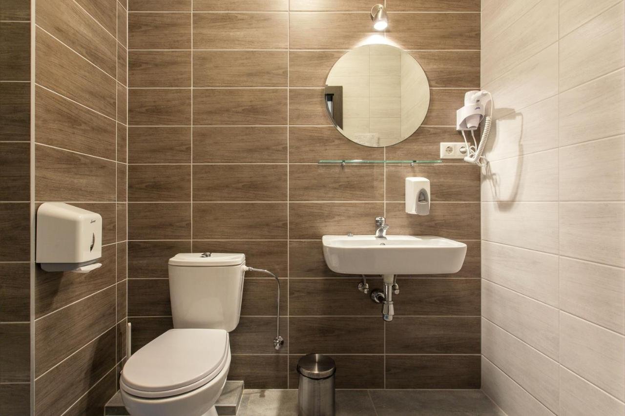 Недорогие хостелы Вильнюса_Old Town Trio Hostel Rooms_ванна.jpg
