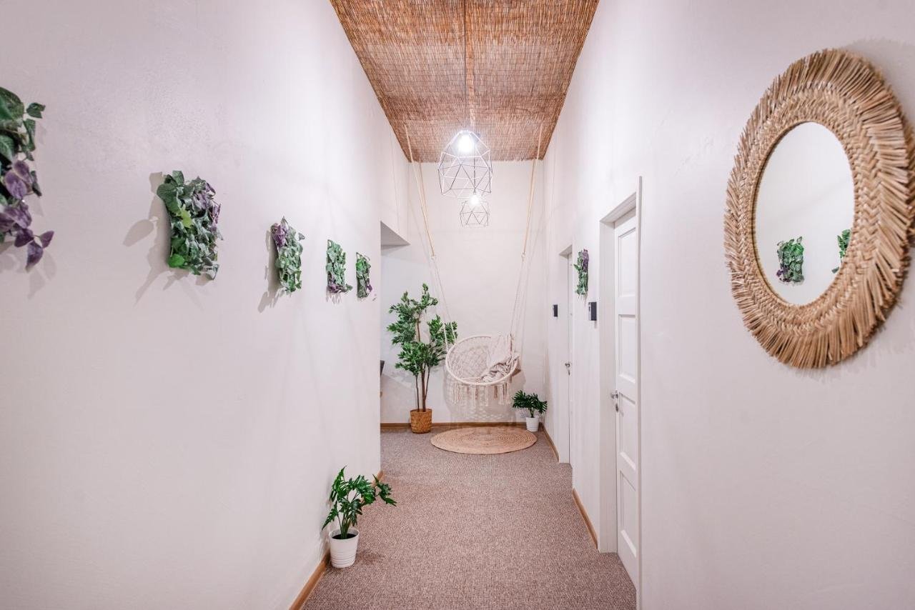 Недорогие хостелы Вильнюса_Bali house Vilnius_оформление внутри.jpg