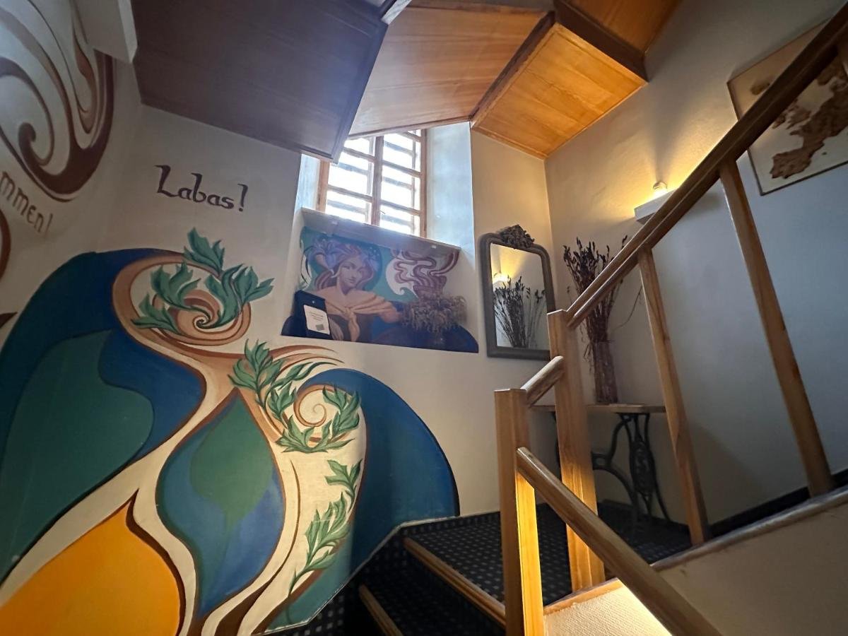 Недорогие хостелы Вильнюса_25 Hours Hostel_дизайн оформления.jpg