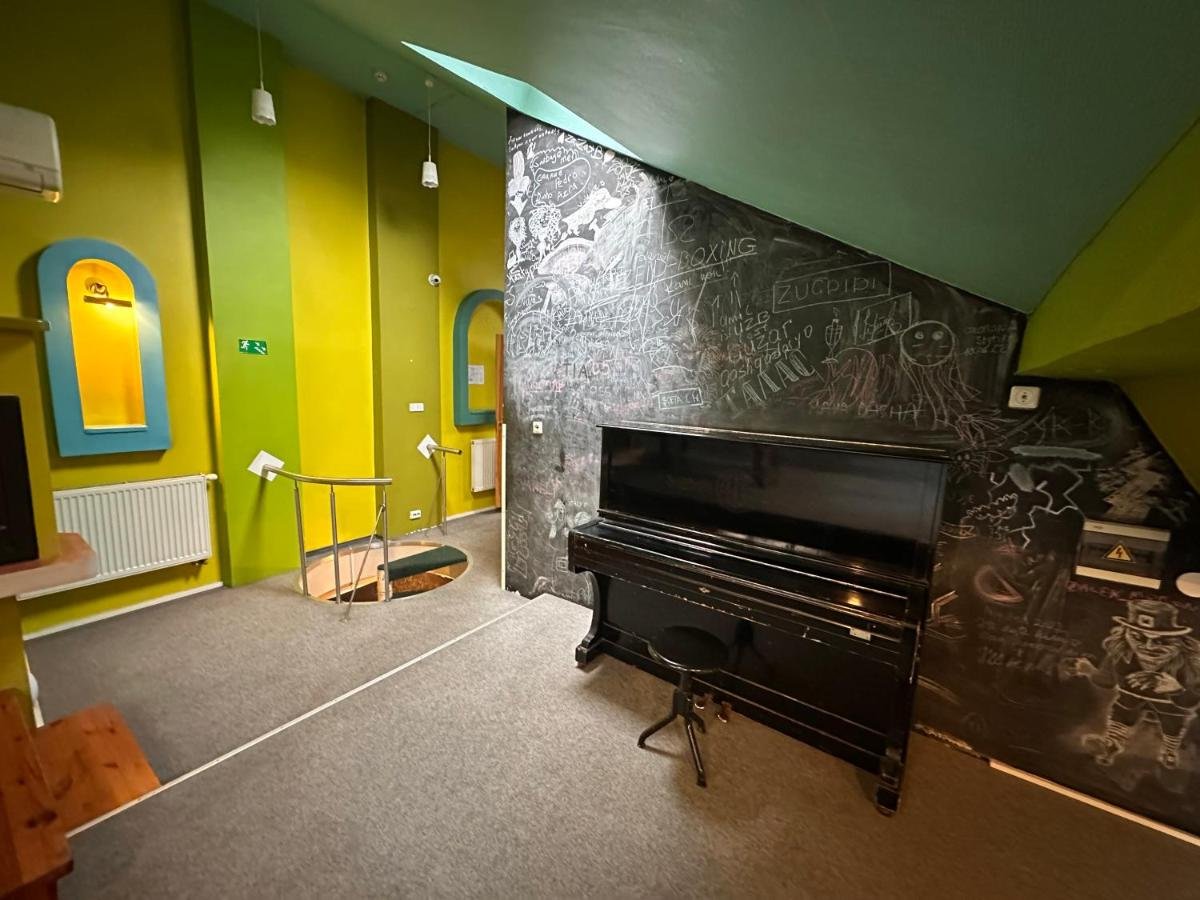 Недорогие хостелы Вильнюса_25 Hours Hostel_общая комната.jpg