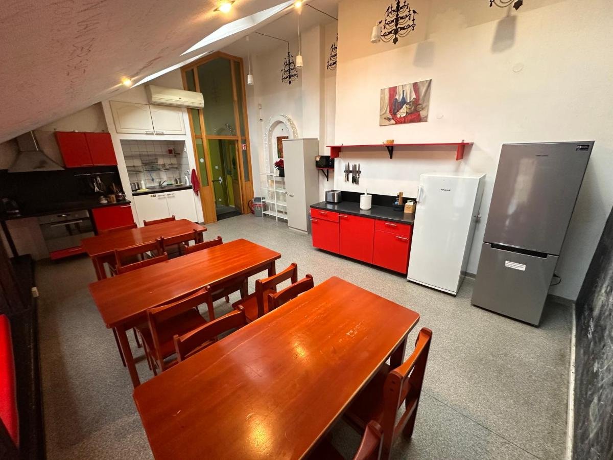 Недорогие хостелы Вильнюса_25 Hours Hostel_кухня.jpg