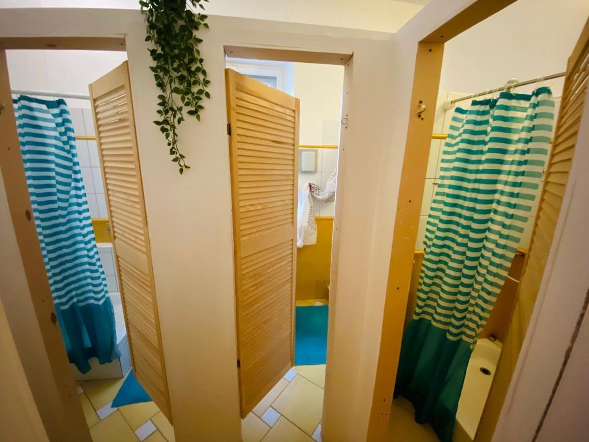 Недорогие хостелы Вильнюса_Jimmy Jumps House_душевые.jpg