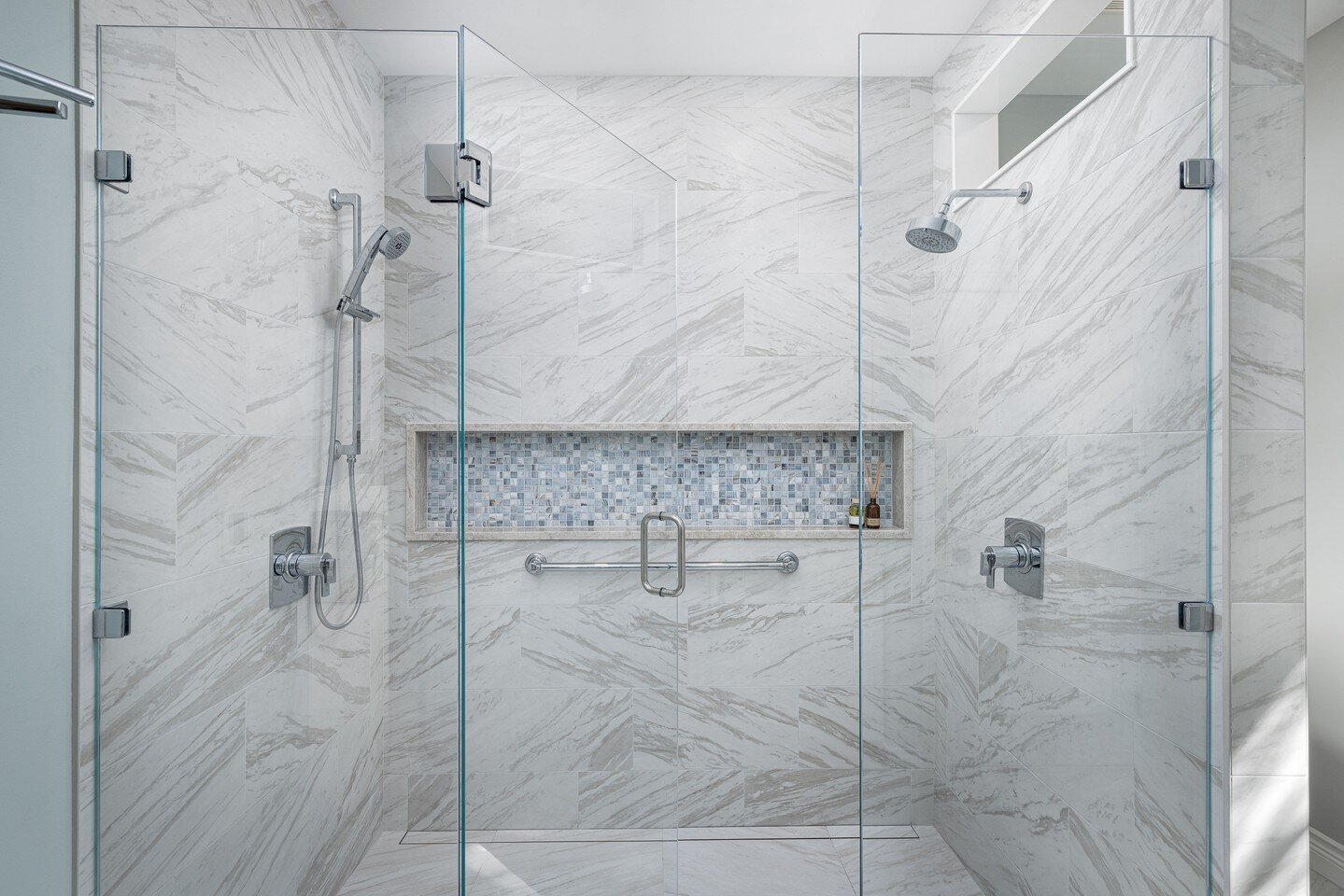 Happy Friday! We're featuring one of our latest showers from our client's primary bathroom. This newly renovated doubble shower is channeling all of the at-home spa vibes. 

A Doubble shower has many advantages if you have the space for one. 

✔️ per
