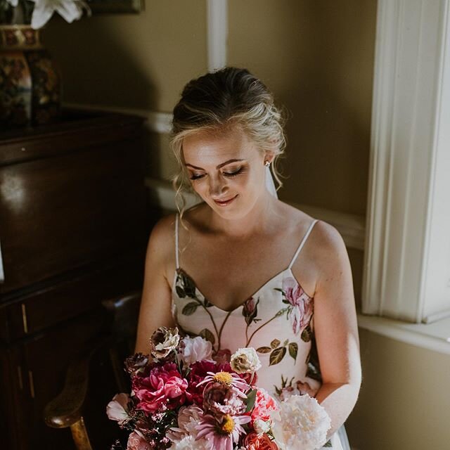 Gorgeous Imogen who wore the most divine gown with the bodice embroidered with flowers 🤍
Obviously the entire wedding was then based around it 🤷🏻&zwj;♀️🥰 Silly not to right ?! ☺️
.
.
Photos @lizjorquera_photographer