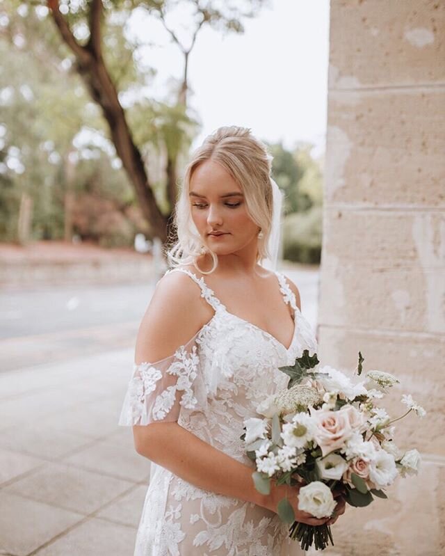 Flowers for Lobke 🤍
.
.
Photo @ellahackletonphotography