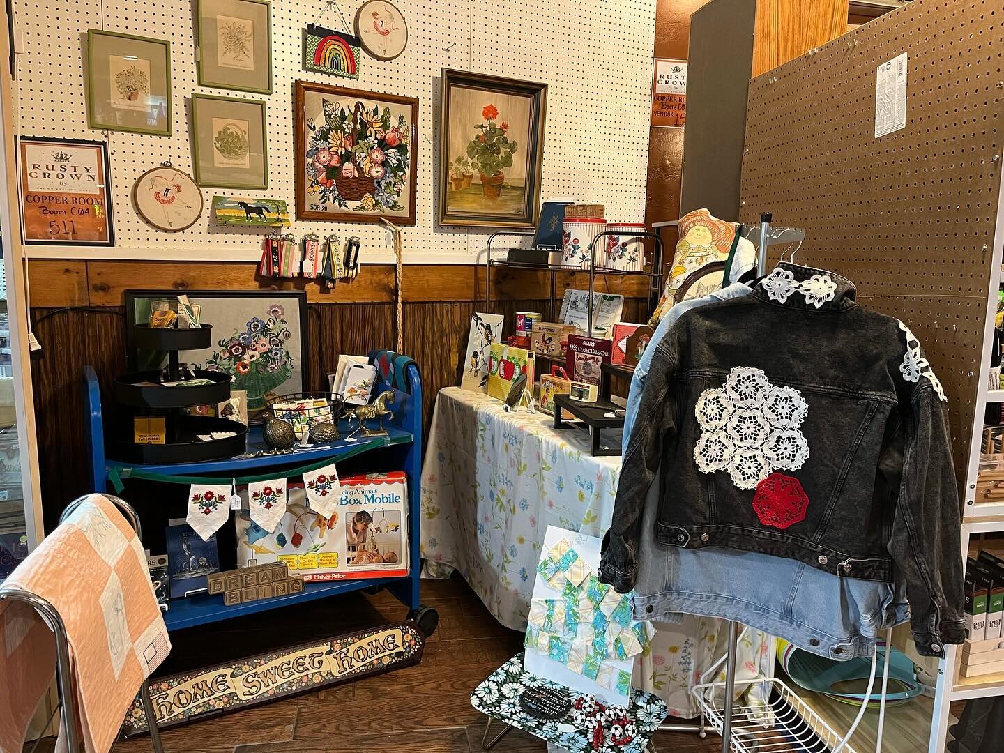 🚨 NEW VENDOR ALERT 🚨 

It&rsquo;s gloomy outside, but having a new vendor like Whitney brightens our day! 
Her mix of charming vintage textiles, sweet children&rsquo;s items, and a variety of home decor is like a warm hug.
Come take a walk down mem