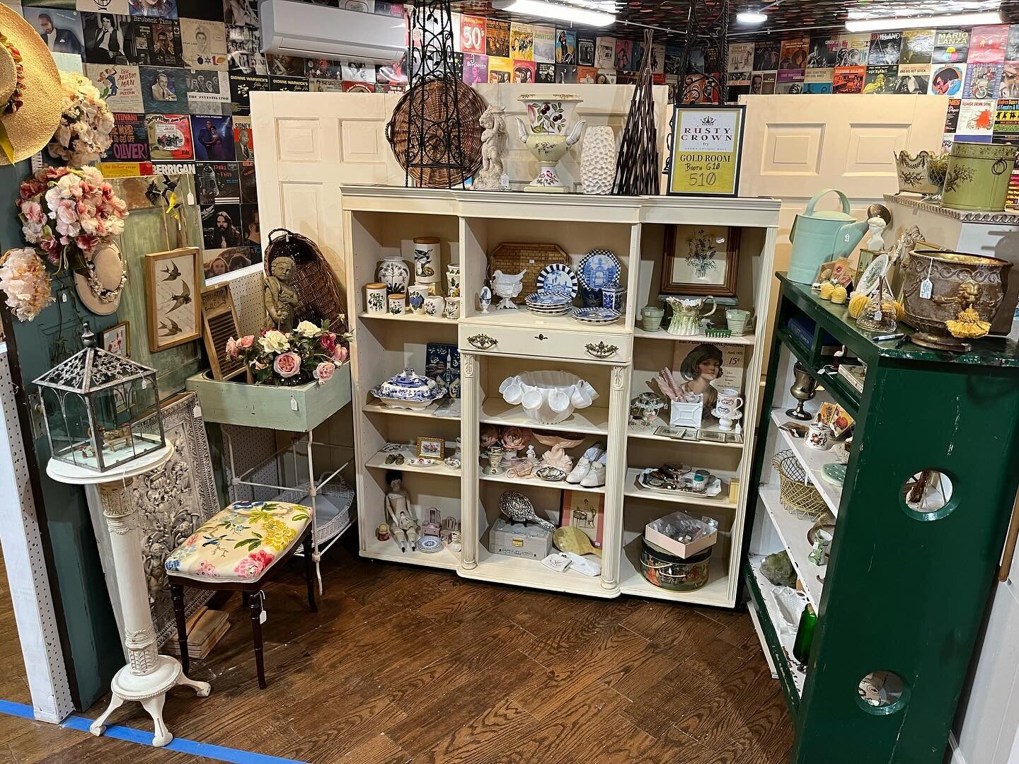 🚨 NEW VENDOR ALERT 🚨 

It&rsquo;s a beautiful day to welcome Cathy (Vendor 510) to The Rusty Crown! Cathy&rsquo;s booth is evocative of stepping into a lovely English garden, and her showcase features gorgeous jewelry and trinkets from Victorian to