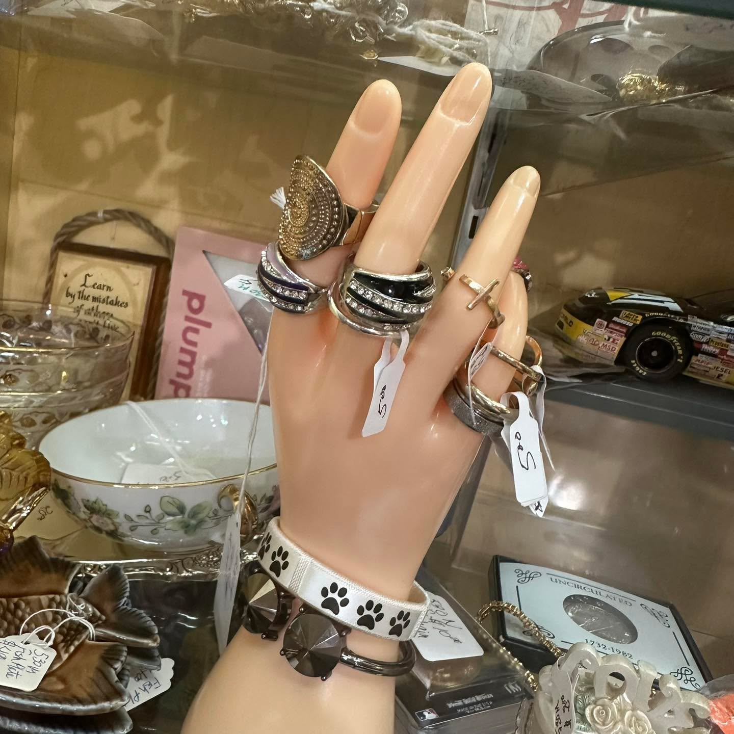 Let’s ring in the weekend with some gems from Vendor 530! 💍 💎 💍
#rustycrownpgh #shopsmallpittsburgh #vintagejewelry #vintage #rings #VintageRings #vintageringsforsale