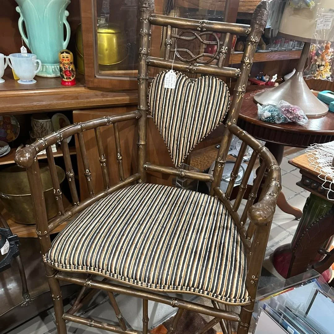 🪑✨Sweet Seats at the Rusty Crown✨🪑
Looking for the perfect perch? We’ve got cozy chairs, Victorian thrones, funky hanging swings, and dreamy dining chairs galore! We’ve got a seat with your name on it!
Come shop the soft, the swanky,