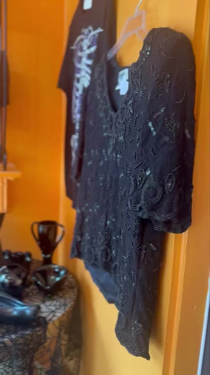 It’s finally October!
#pittsburghantiques #shopsmallpittsburgh #pittsburgh #spookyseason #spookyvibes #allblackeverything #wednesdayaddams #octobervibes #rustycrownpgh #rustycrownfinds