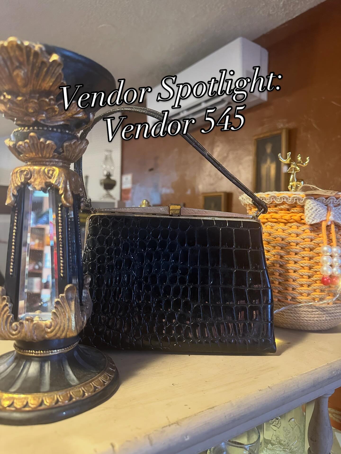 Every booth tells a different story. 📖 This one happens to be full of charm, character, comfort and hand-crafted finds. #vintagedealer #antiquelife #rustycrownvendors #rustycrownpgh #shoplocalpgh