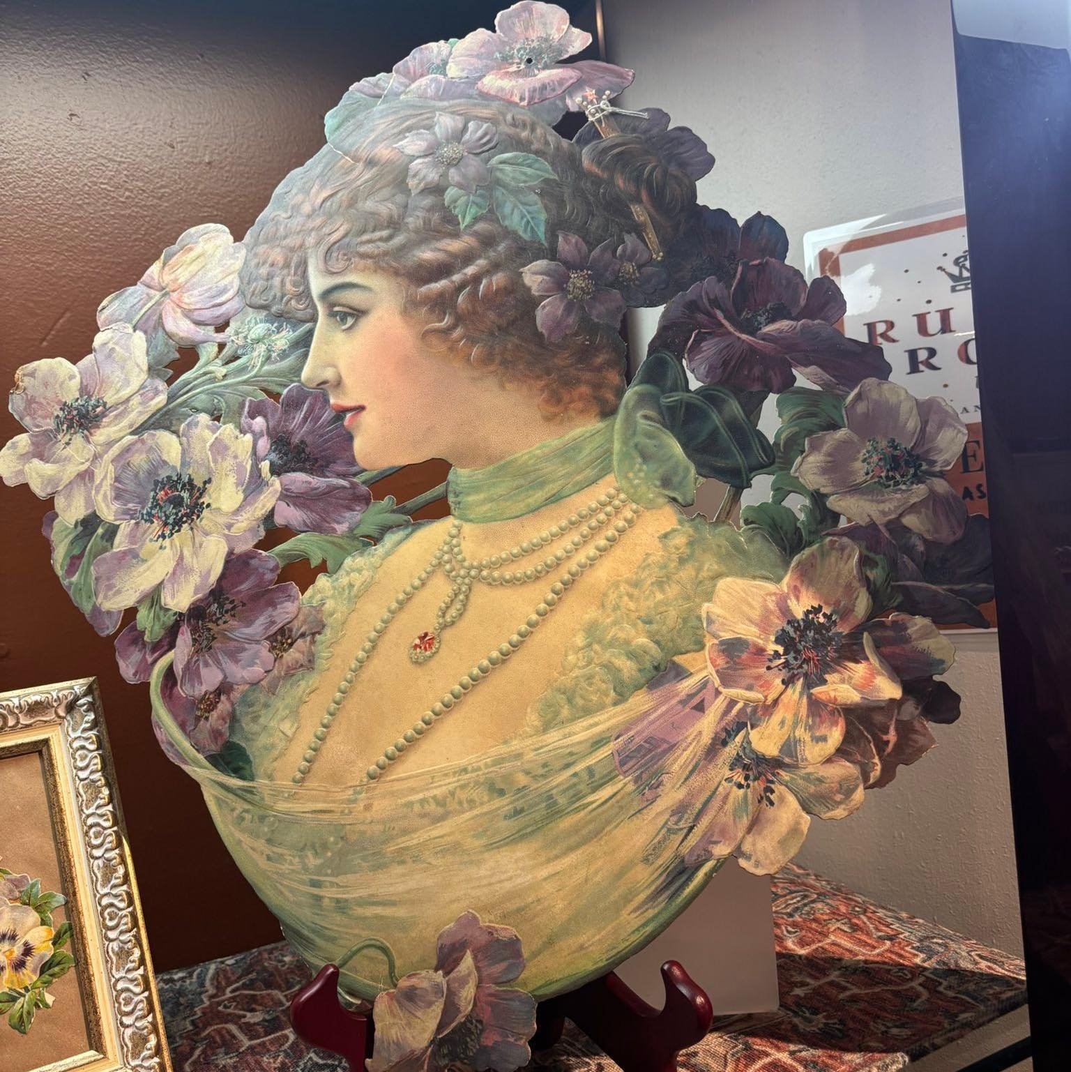 Did someone say &ldquo;EPHEMERA&rdquo;? @paperrhead  has the nicest collection of antique paper items I&rsquo;ve seen anywhere. Postcards for every season, Victorian, embossed cut outs, some items are framed and some are loose for your imagination. T