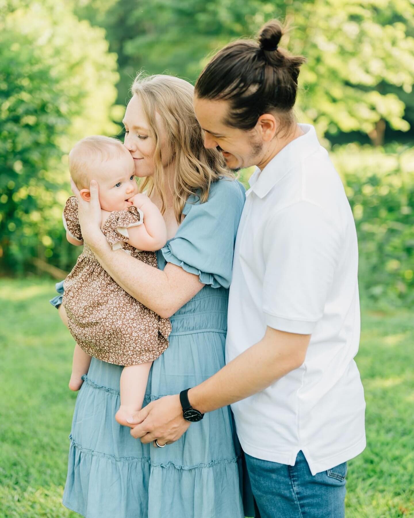 Want family photos like this? Comment &ldquo;spring&rdquo; and I&rsquo;ll send you all the info on my spring mini sessions!

#yeahthatgreenville #greenvillefamilyphotographer #greenvillephotographer #upstatescphotographer #greenvillesc