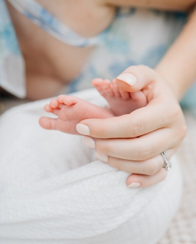 Outdoor newborn sessions can be so magical. While I typically photograph in home newborn sessions, I also offer outdoor newborn photos and in studio newborn photos for those who prefer it! Are you looking for a newborn photographer in Travelers Rest,