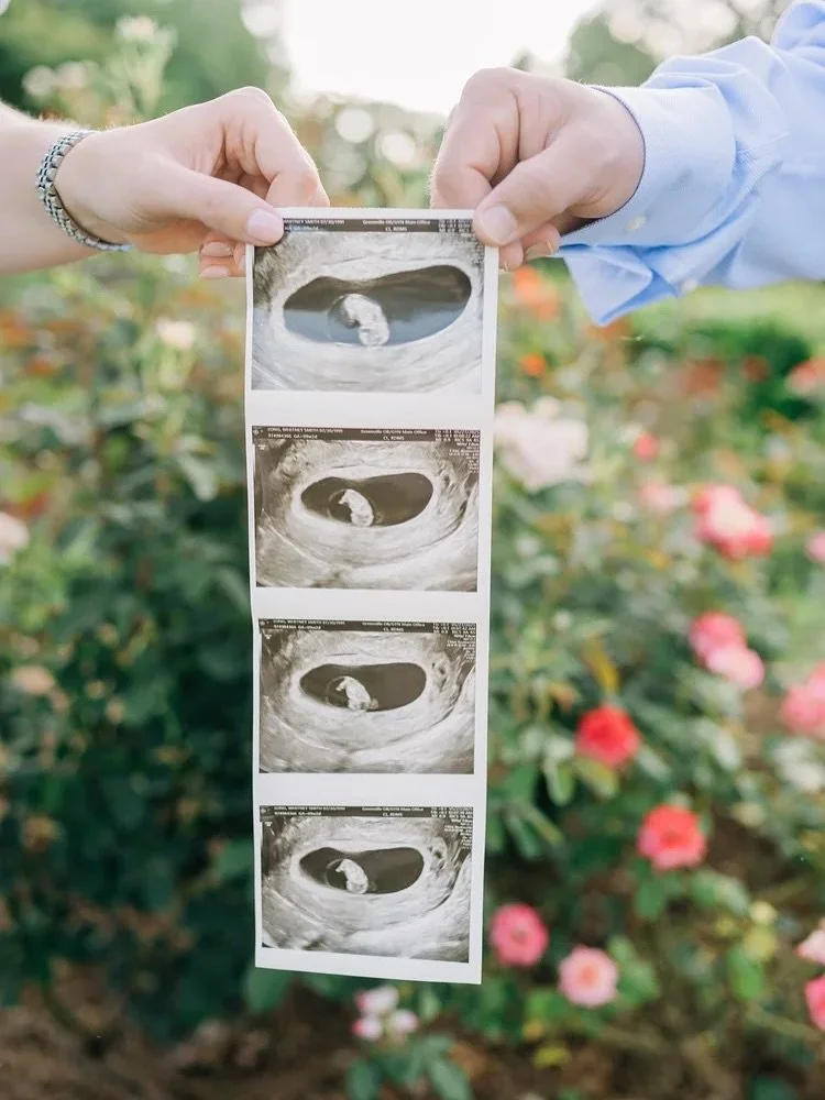 Don&rsquo;t worry. I&rsquo;m a great secret keeper.

It&rsquo;s such an honor to be one of the first people to hear your exciting news when you reach out to me to capture your pregnancy announcement photos. 

From announcing your pregnancy to your ge