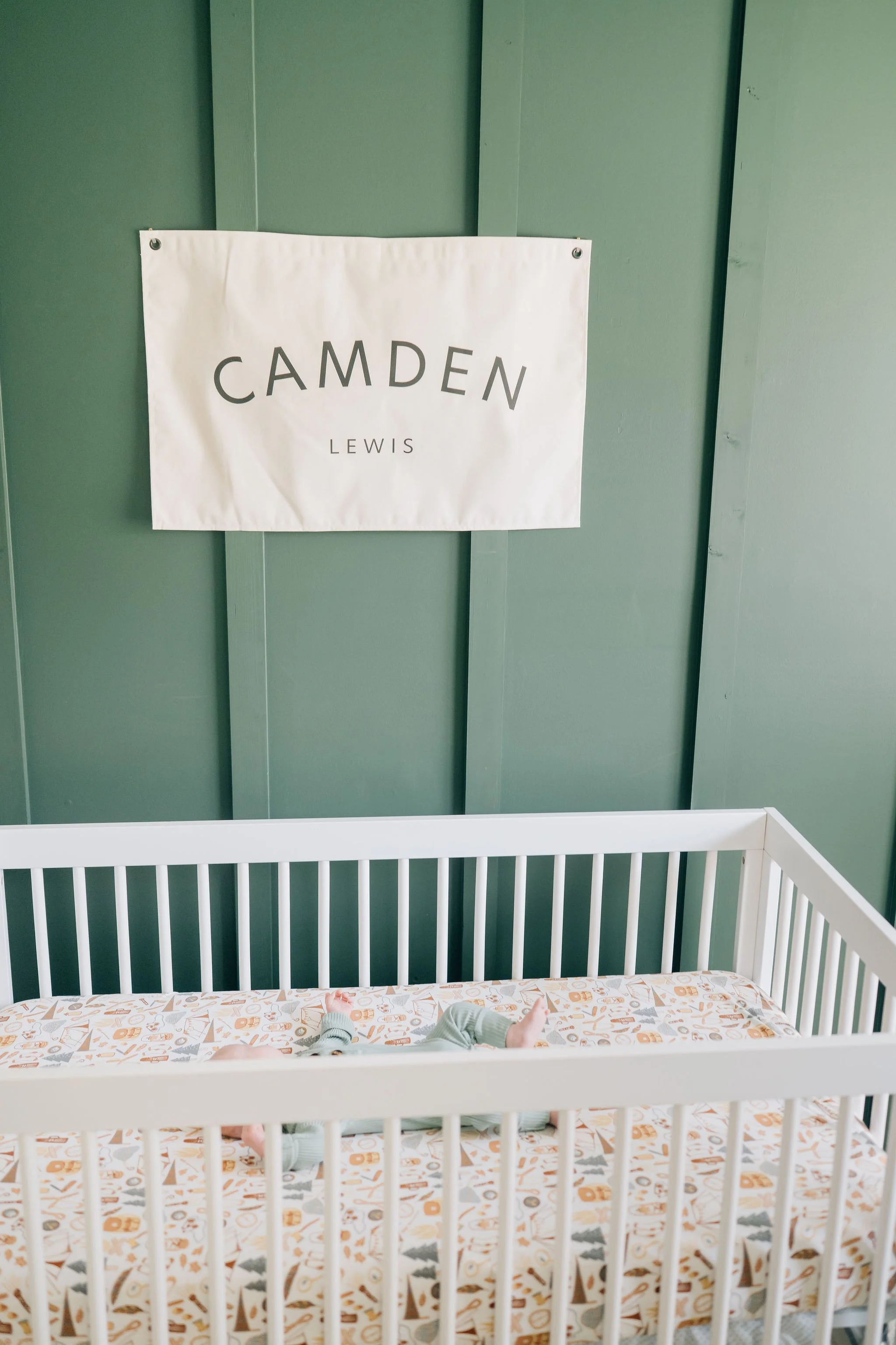  Michelle Poteet Photography is the best Newborn baby Photographer in Greenville, South Carolina. She photographs in in home lifestyle newborn photos as well as studio newborn photos and outdoor newborn photos. She provides dresses for moms and outfi