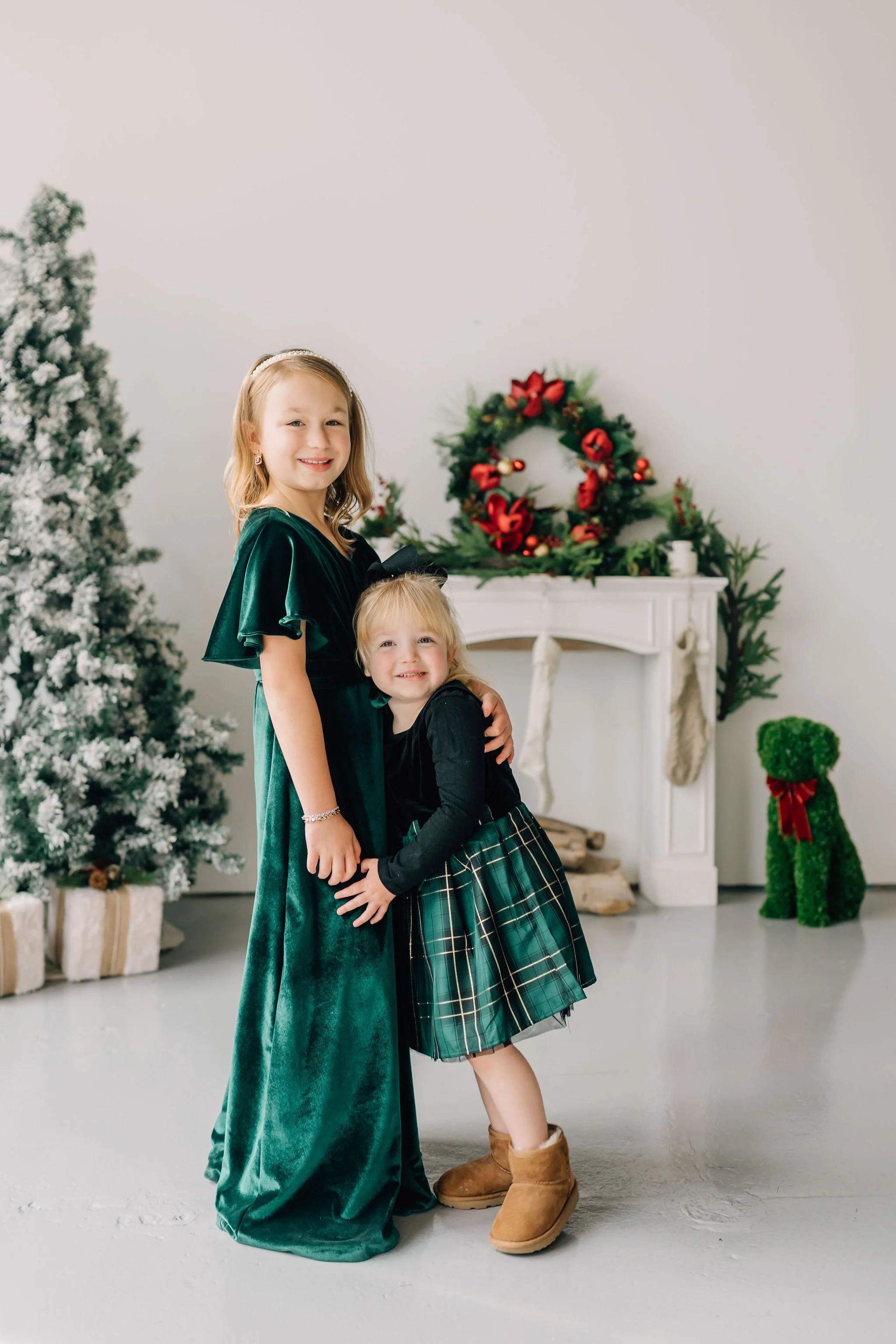  Michelle Poteet Photography offers the best Christmas Mini Sessions in Greenville, SC. These were taken of a family at White wall Studio in Taylors, SC. If you’re looking for the best photographer for Christmas mini sessions in Greenville, Michelle 