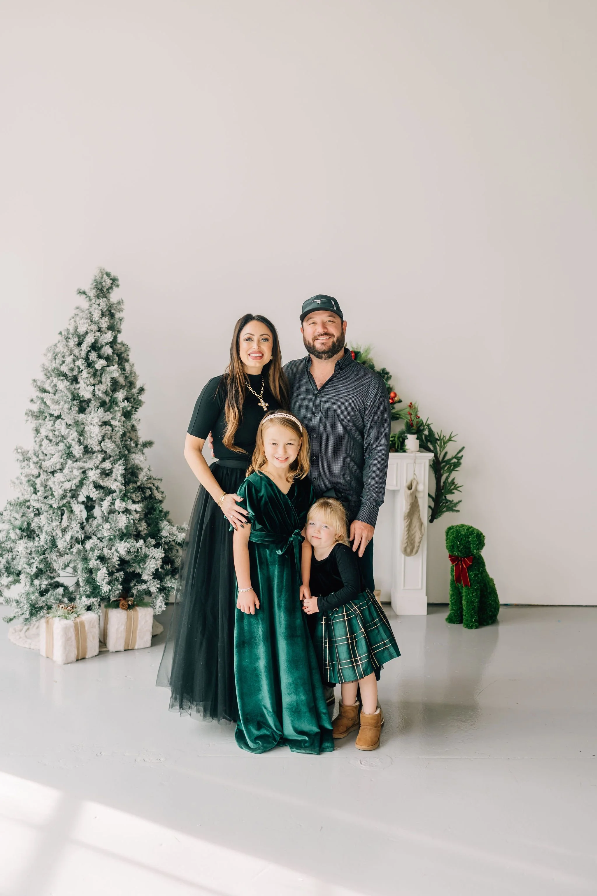  Michelle Poteet Photography offers the best Christmas Mini Sessions in Greenville, SC. These were taken of a family at White wall Studio in Taylors, SC. If you’re looking for the best photographer for Christmas mini sessions in Greenville, Michelle 