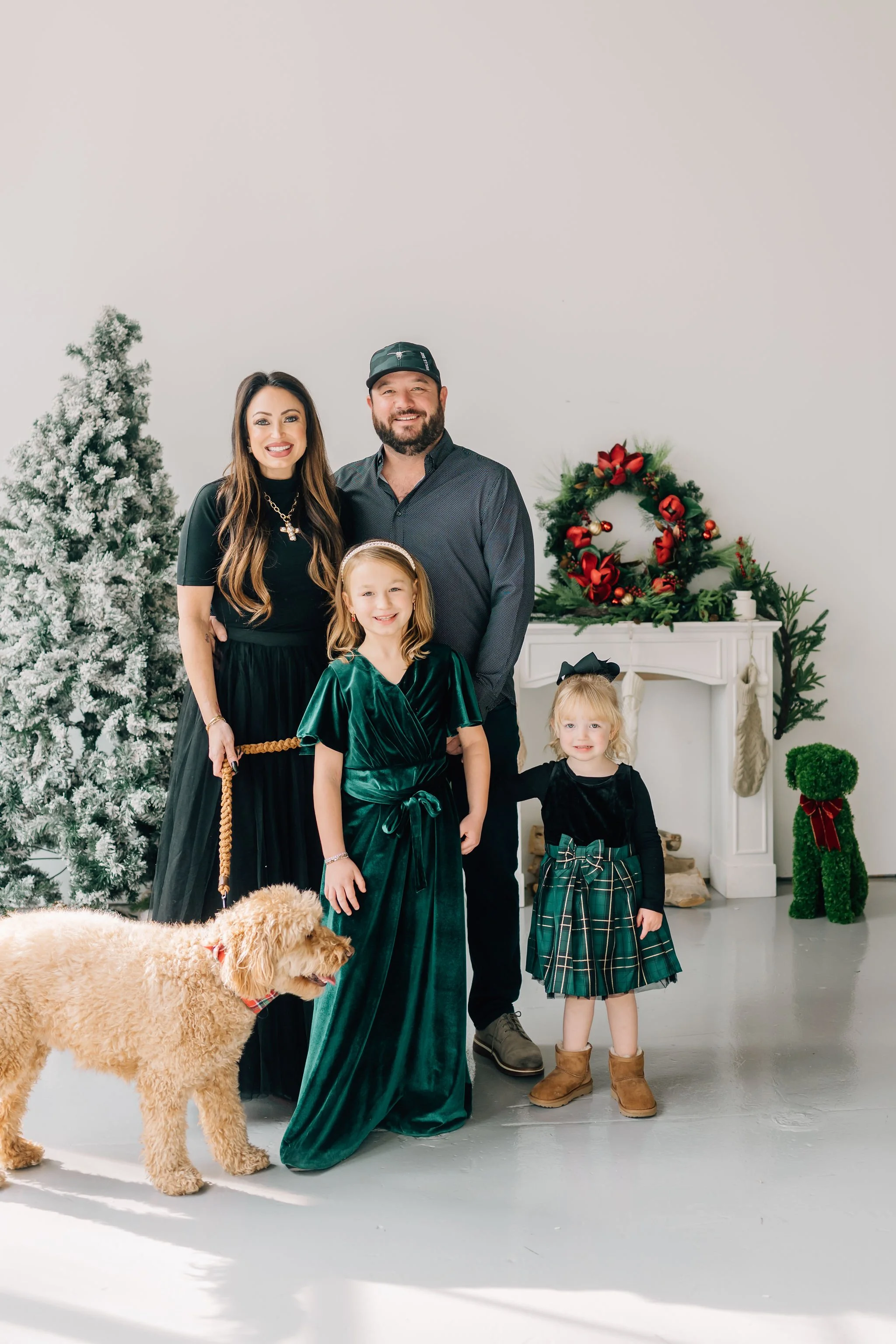  Michelle Poteet Photography offers the best Christmas Mini Sessions in Greenville, SC. These were taken of a family at White wall Studio in Taylors, SC. If you’re looking for the best photographer for Christmas mini sessions in Greenville, Michelle 