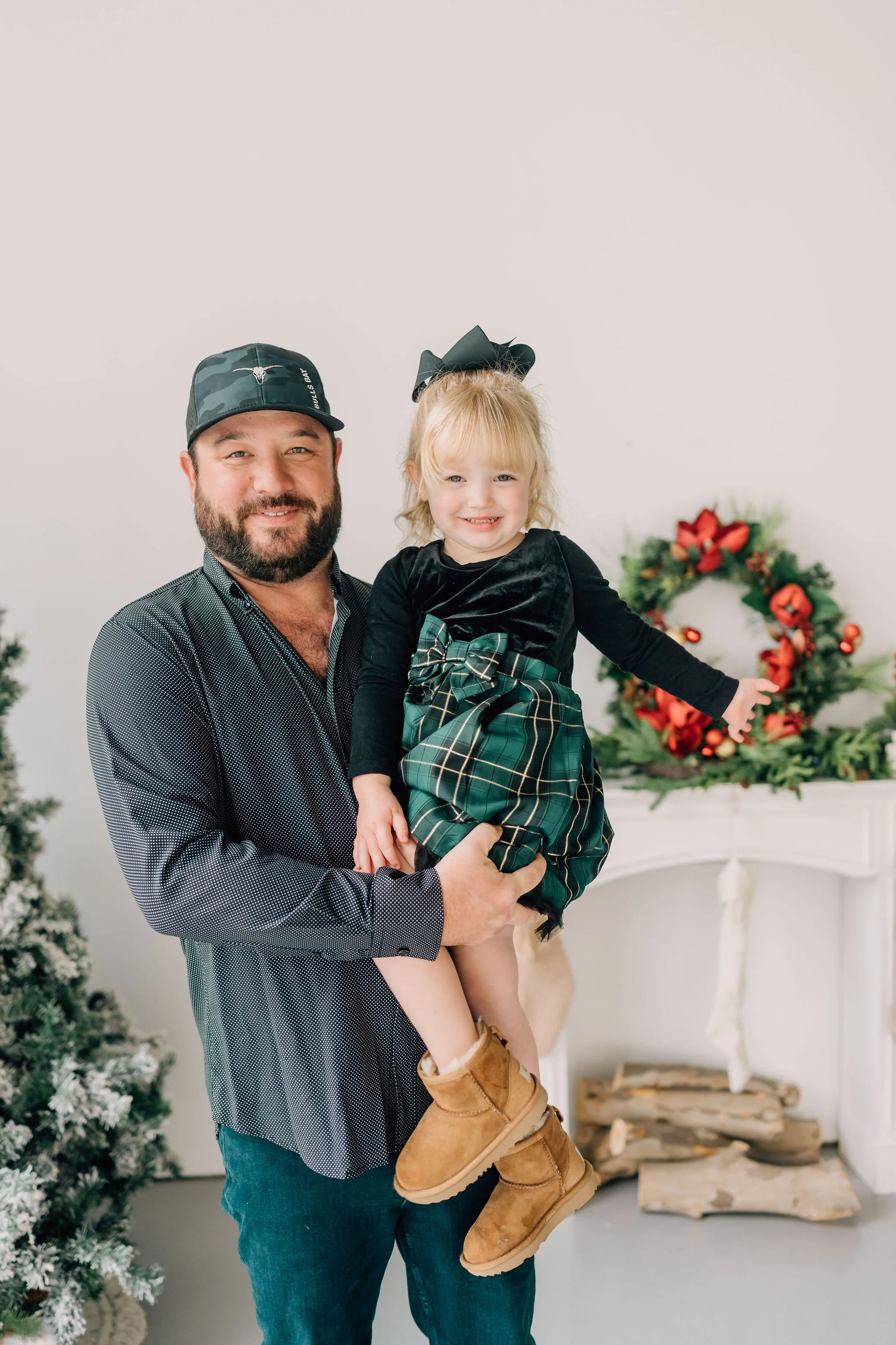 Michelle Poteet Photography offers the best Christmas Mini Sessions in Greenville, SC. These were taken of a family at White wall Studio in Taylors, SC. If you’re looking for the best photographer for Christmas mini sessions in Greenville, Michelle 