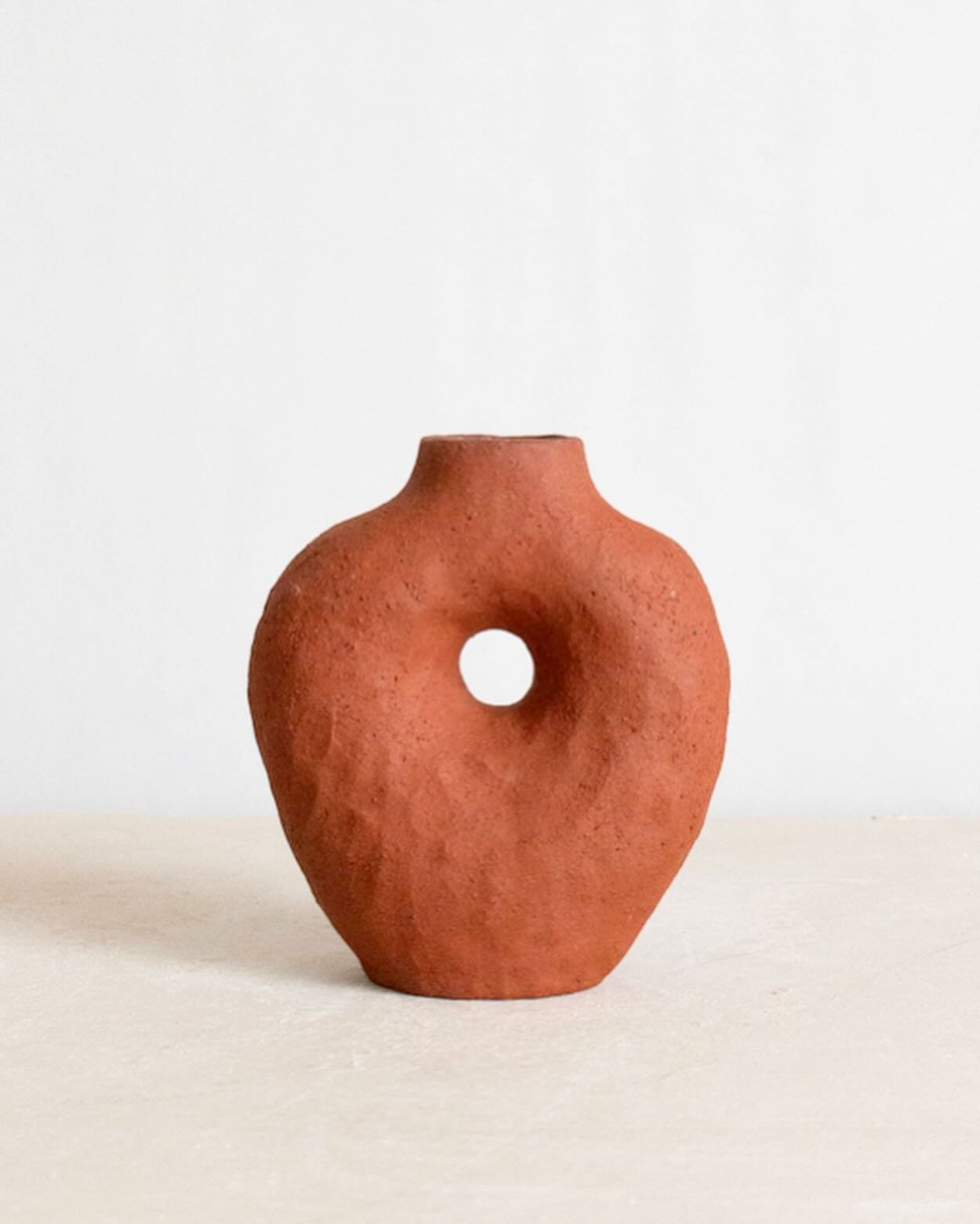 Very smol vase handmade in my all time favorite red stoneware. Inside, it is glazed with a yellow glaze and the outside is left unglazed to bring out incredible color of this clay. Yummmm