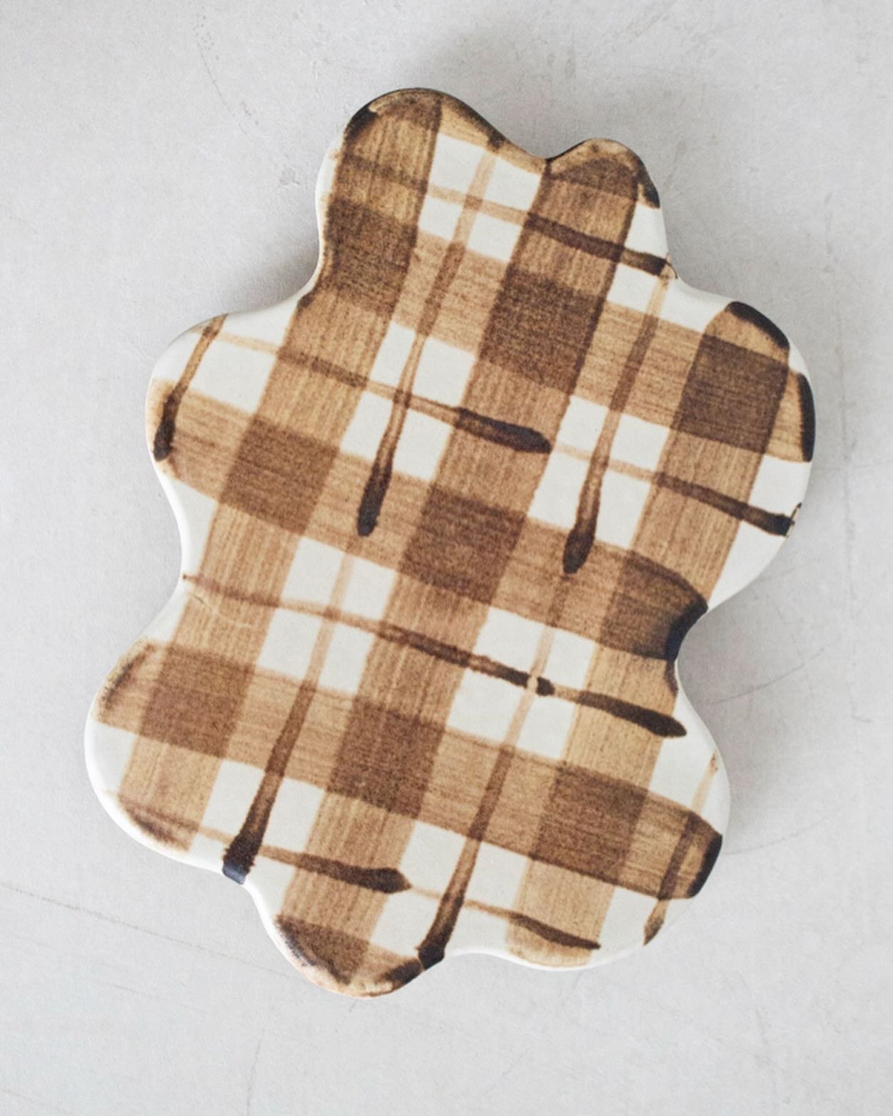 Serving platter with checkered pattern. Delicious to serve food on or to hang amongst your posters and paintings on the wall 🤎 

SOLD