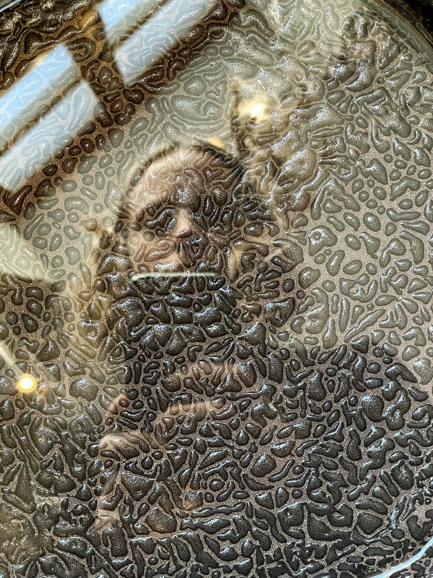 Cheeky glaze doing cheeky things. Soon to be seen in my exhibition at @kaolinstockholm 🖤