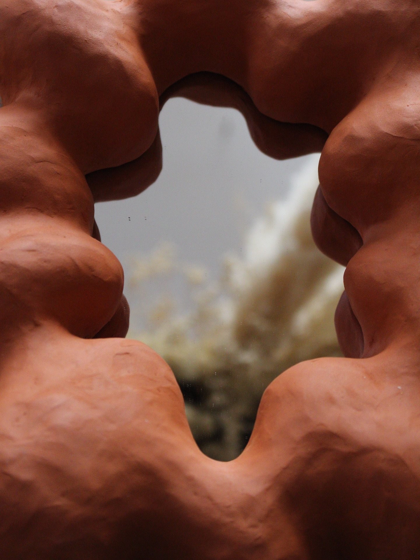 Chubby mirror handmade in terracotta🫸🧱🫷

Absolutely love how the matte unglazed surface absorbs the light and creates these soft shadows. Yum!