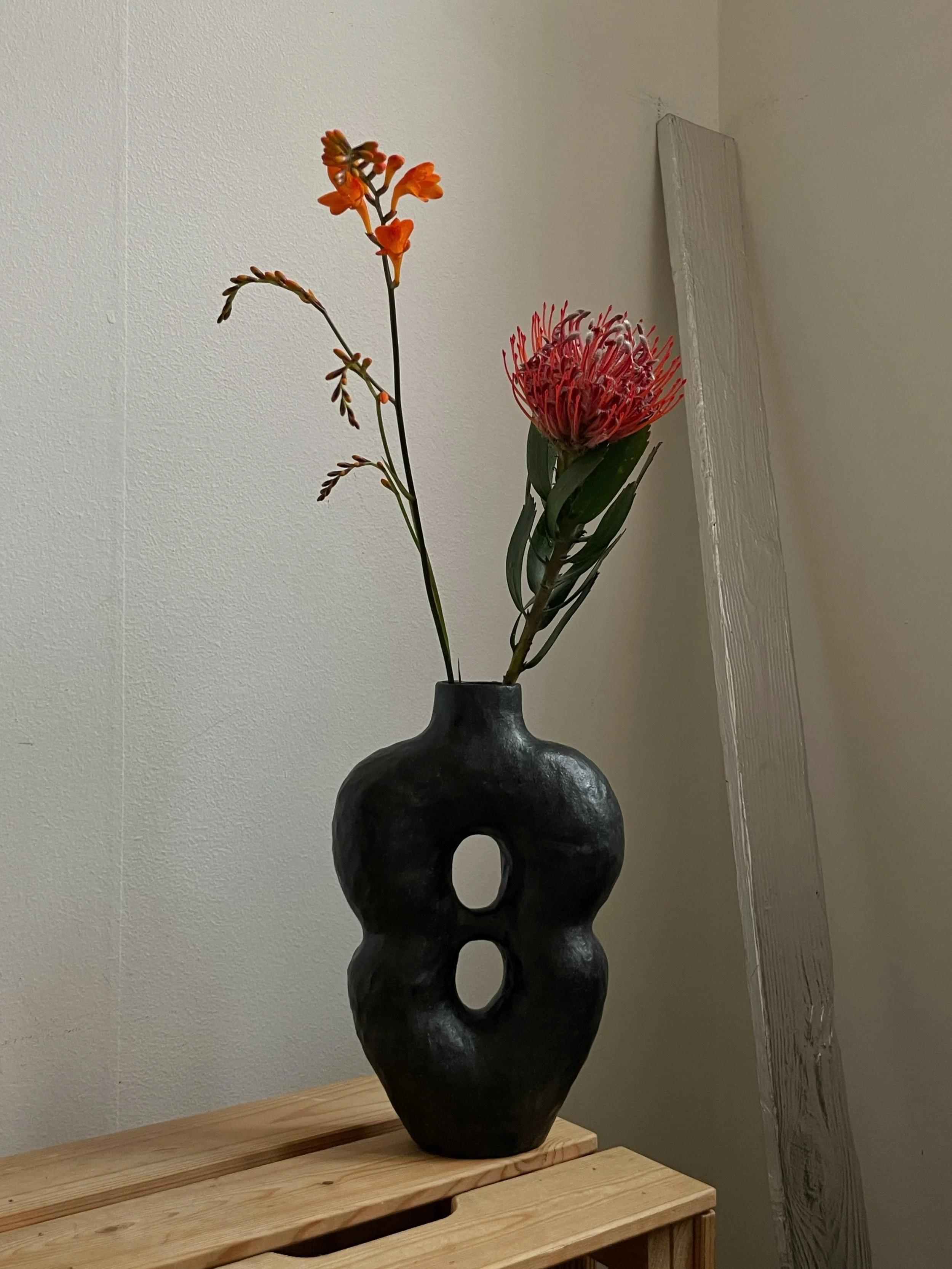 Vase with two holes handmade in stoneware decorated with a silky black glaze especially made for my dear friend @aronpelcmanphotography 🖤

Dressed up in celebration flowers for @lisa.howard EP release yesterday ❤️&zwj;🔥

Posing with a metal plank b