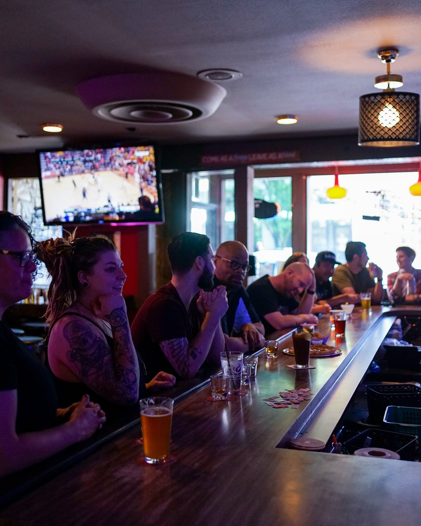 Nothing better than grabbing a drink with friends at your favorite bar! Hope to see you and your friends this week for a drink and laughs🍻