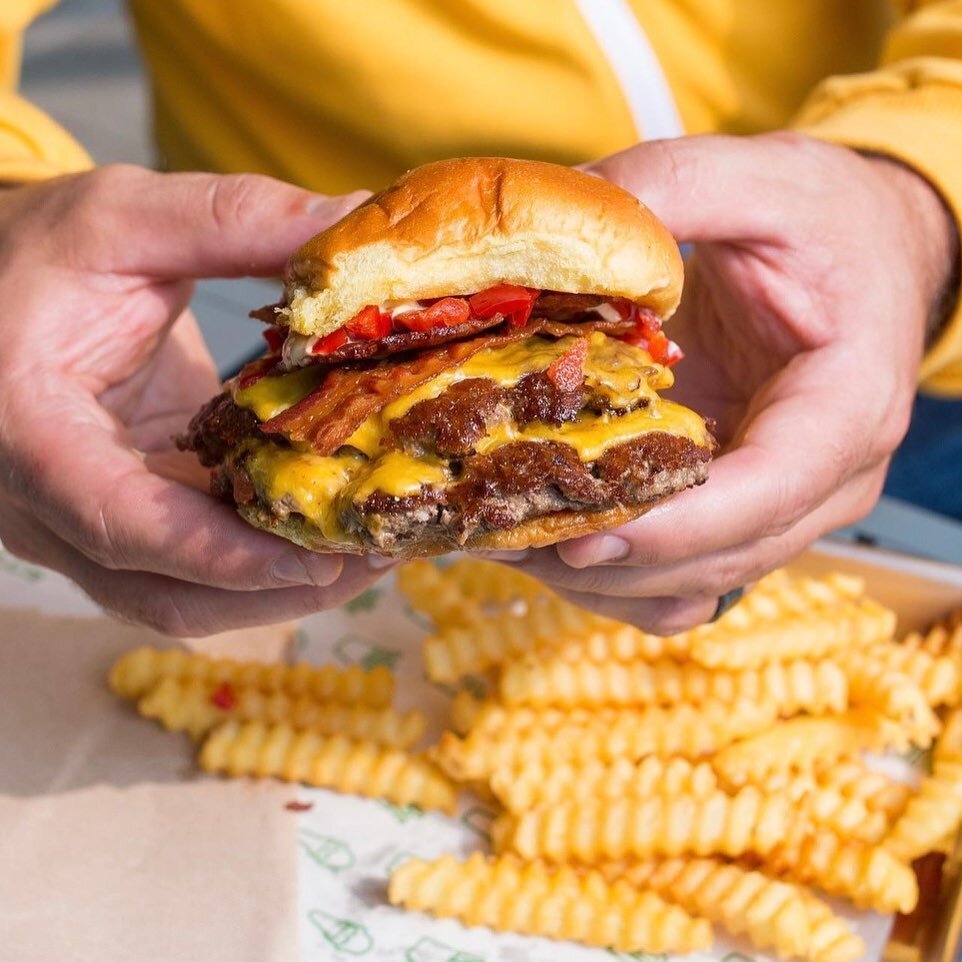 Only the best burgers and more! Enjoy a delicious lunch or dinner @shakeshack 🍔🍟🥤
.
.
.
@lamarunionplaza #lamarunionplaza @shakeshack #shakeshack #atx #southlamar #food #burgers #fries #milkshakes #delicous #flavors #austin #texas #atxlife #toppin