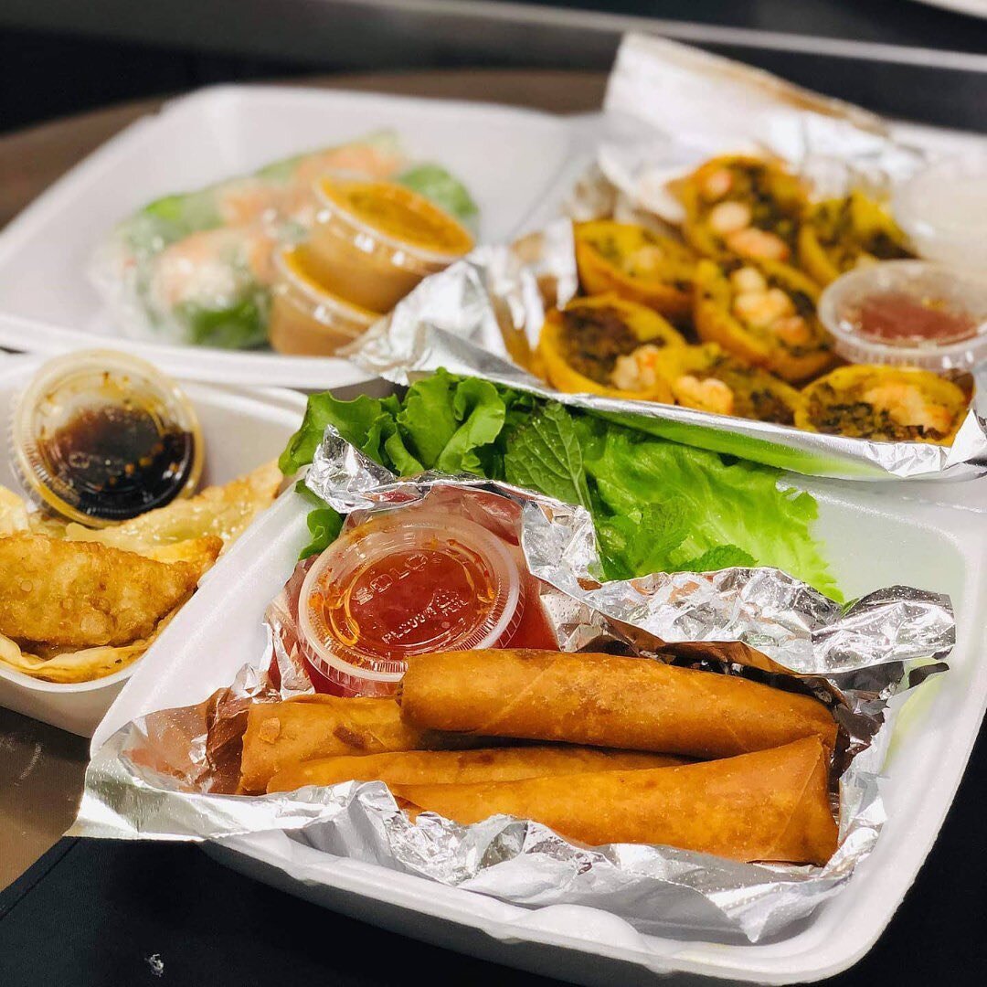 Stop by @mandalakitchenandbar or order online for a new Sunday takeout tradition! 🥟🍴🍤
.
.
. 
@lamarunionplaza #lamarunionplaza #mandalakitchenandbar @mandalakitchenandbar #food #veitnamesefood #thaifood #delicious #hungry #atx #austin #texas #atxl