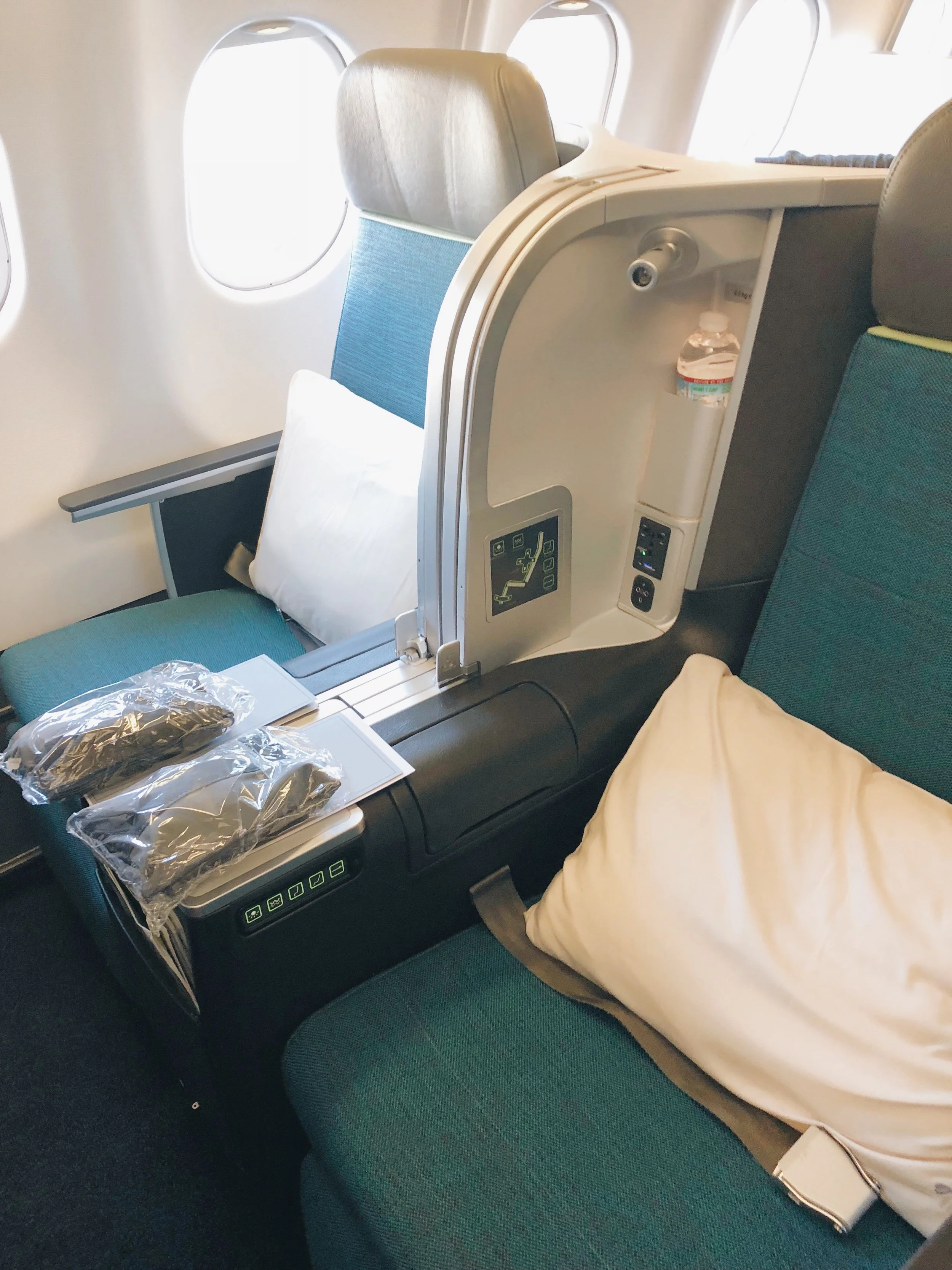 Airplane Etiquette Who Gets the Armrests? — travelhappier