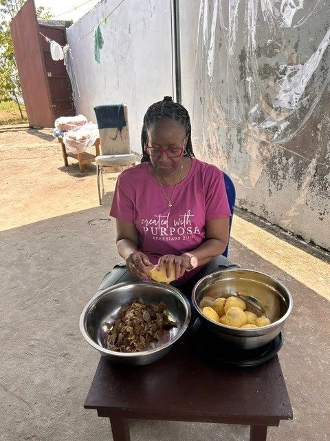 Avis peeling potatoes.jpg